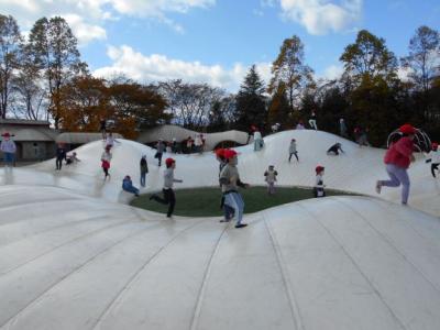 公園で遊ぶ児童