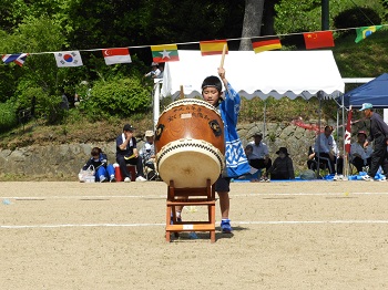 和太鼓をたたく様子