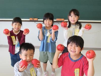 トマトを持つ金山小学校の児童たち